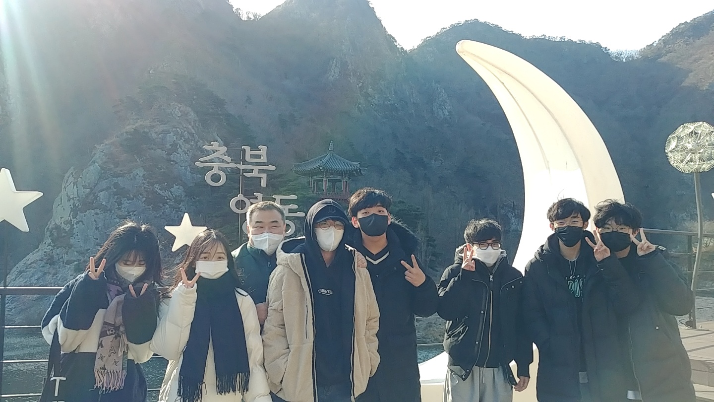 오늘은 "영동 지역사랑 & 지역문화 탐방" 프로그램을 다녀왔습니다. "영동 지역사랑 & 지역문화 탐방" 프로그램은 지역사회와 대학이 상생 발전을 목표로 영동의 주요 관광지와 체험장소를 둘러보는 아주 보람차고 즐거운 행사이며, 코로나 이후 "영동 지역사랑 & 지역문화 탐방" 프로그램을 참석하지 못한 학생들을 대상으로 노근리 평화공원, 월류봉 등을 탐방하였습니다. 